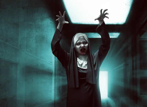 피 묻은 입으로 무서운 아시아 수녀 손 올려 — 스톡 사진