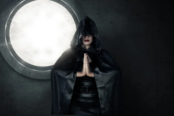 Heks dragen zwarte kap — Stockfoto