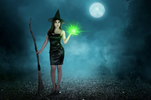 Beleza asiática bruxa mulher com magia feitiço e vassoura voadora — Fotografia de Stock