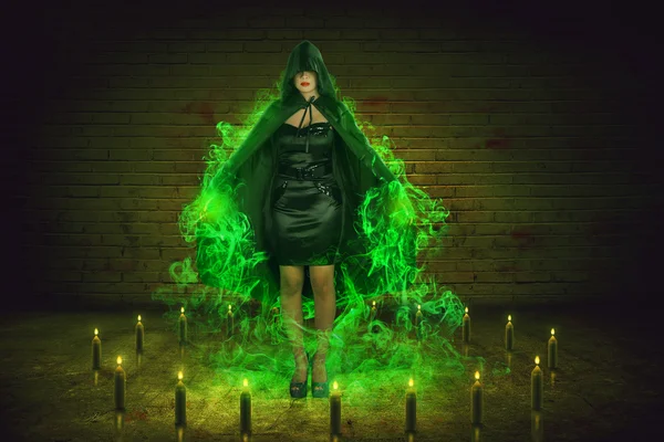 Азиатская ведьма создаёт зелёную магию — стоковое фото