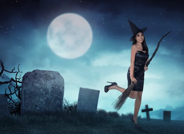 Docela asijské čarodějnice žena chtějí létat s kouzelné koště — Stock fotografie
