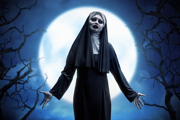 Страшные азиатские злые женщины-монахини выражаются в лунном свете — стоковое фото