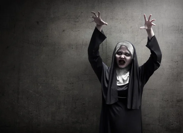 Junge böse asiatische Frau Nonne erschrecken — Stockfoto