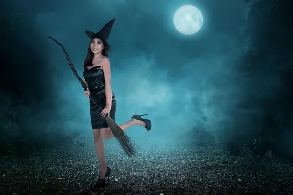 Kobieta Piękna Azjatka czarownica z miotłą — Zdjęcie stockowe