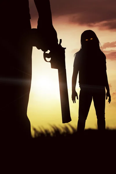 Man met een pistool tegen zombie — Stockfoto