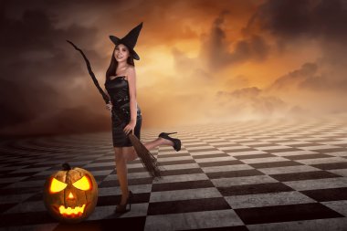 seksi genç Asyalı cadı süpürge ile