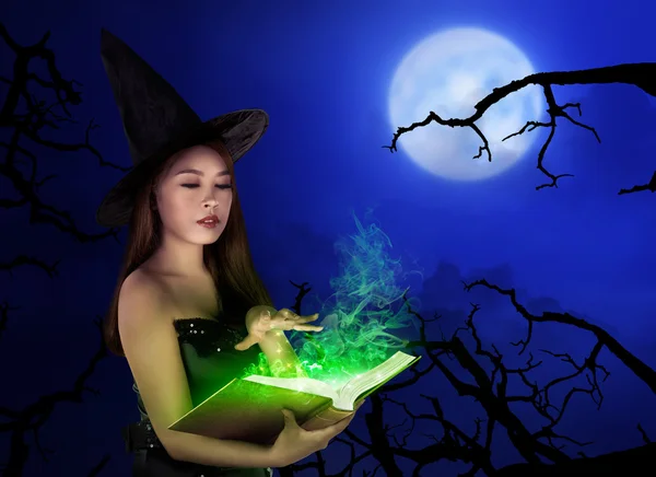 Asian witch woman with spell book — Φωτογραφία Αρχείου