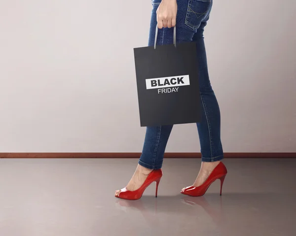 Black Friday kağıt torba kadınla — Stok fotoğraf