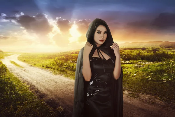 Asian witch woman in field — Stockfoto