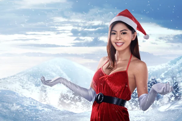 Schön asiatische Mädchen in Weihnachtsmann Kleid stehen außerhalb — Stockfoto