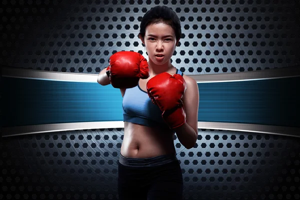 Güzellik Asyalı kadın boksör ile kırmızı boks eldivenleri — Stok fotoğraf