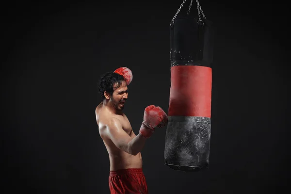 Masculino asiático boxer entrenamiento con saco de boxeo —  Fotos de Stock