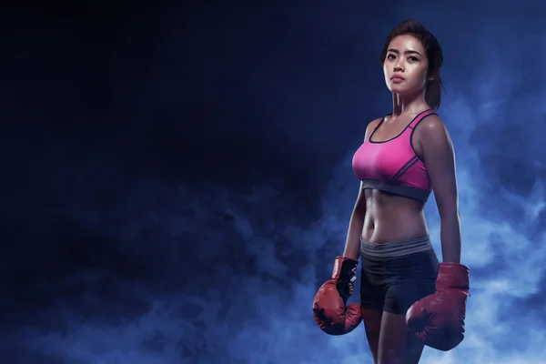 Güçlü ve güzel Asya boksör kadın — Stok fotoğraf
