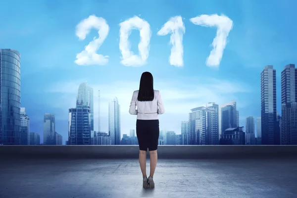Mujer de negocios asiática buscando número en forma de nube 2017 —  Fotos de Stock