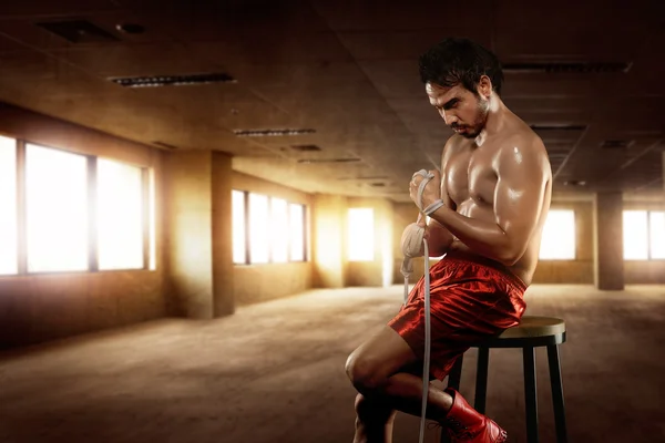 Hombre asiático boxeador sentado con el uso de correa blanca — Foto de Stock