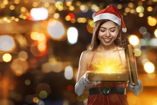 Sexy asiatische Frau hält Weihnachtsgeschenk — Stockfoto