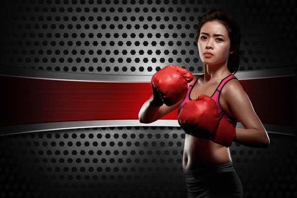 Jolie asiatique boxer femme avec des gants de boxe — Photo