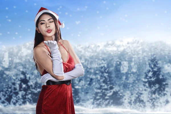 Weihnachten asiatische Frau mit Weihnachtsmann Kleidung — Stockfoto