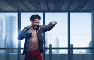 Modern bir spor olarak genç Asyalı adam boksör çalışma