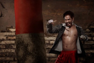 Bir kum torbası ile pratik Asya erkek boxer