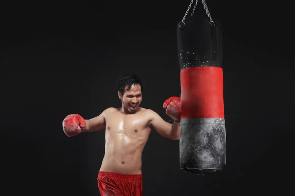Muskulös asiatisk man boxer utbildning med slagsäck — Stockfoto