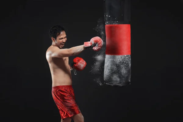 Súlyos ázsiai férfi boxer képzés lyukasztó a boxzsák — Stock Fotó
