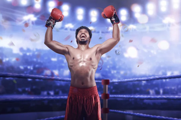 Forte asiático homem boxer em luvas de boxe comemorar sua vitória — Fotografia de Stock