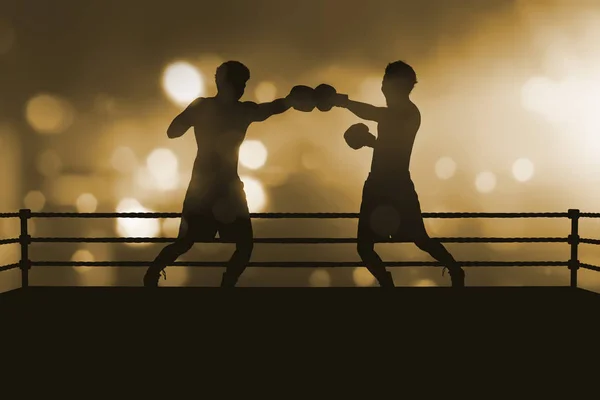 Silueta de dos boxeadores asiáticos profesionales lucha en el combate de boxeo —  Fotos de Stock