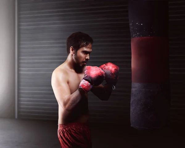 Atlético asiático hombre entrenamiento boxeo — Foto de Stock