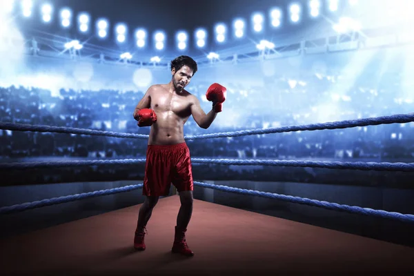 Ázsiai boxer srác képzés felüt, mielőtt a játék — Stock Fotó