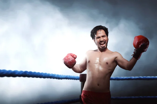 Sportoló ázsiai férfi boxer teljesítő felüt — Stock Fotó