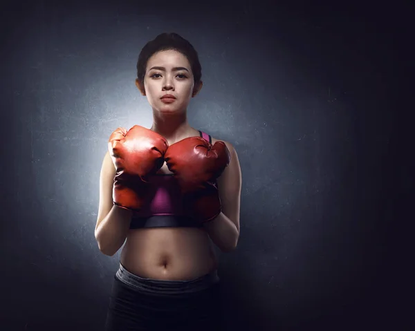 Sexy asian woman with defence stance — Stock Photo, Image