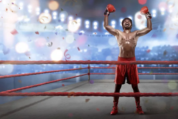 Alegre asiático jovem boxer está comemorando sua vitória — Fotografia de Stock