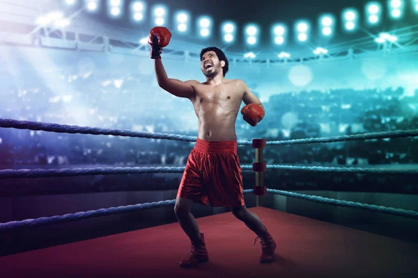 Muscular asiático masculino boxer jogando um uppercut — Fotografia de Stock