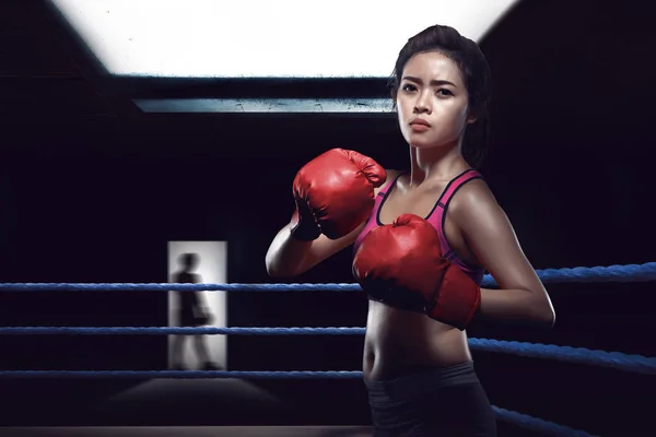 Atraktivní asijské boxerka v boxerské aréně — Stock fotografie