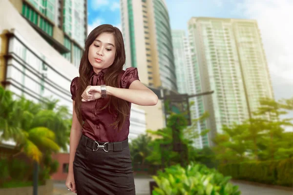 Asiatico businesswoman cerca su orologio — Foto Stock