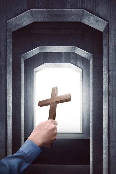 Рука тримає християнський хрест — стокове фото