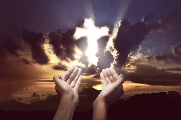 Human hands praying to cross — Stock Photo, Image
