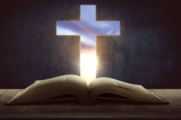 Otevřené holy bible s dřevěný kříž — Stock fotografie