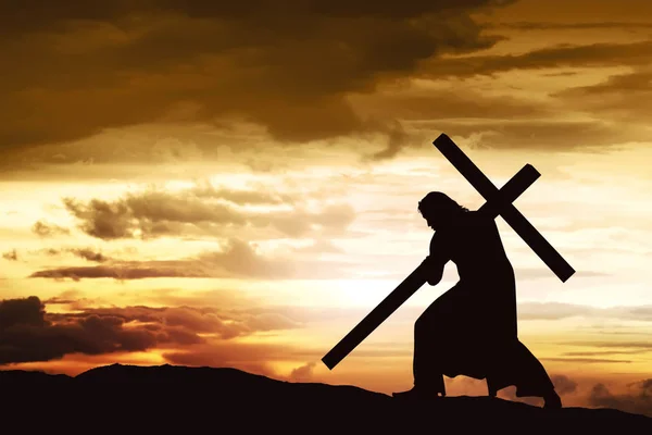 Silhouette de Jésus portant sa croix — Photo
