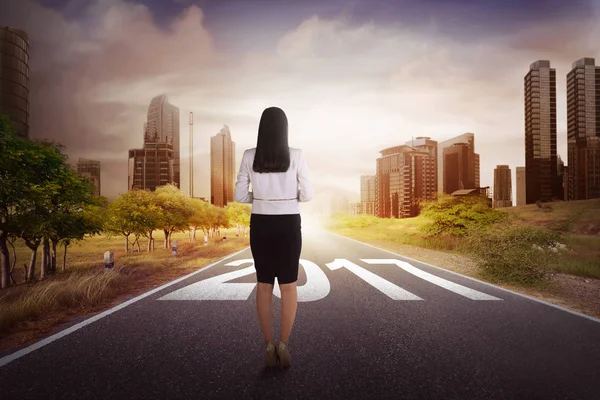 Trabalhadora feminina na paisagem da cidade — Fotografia de Stock