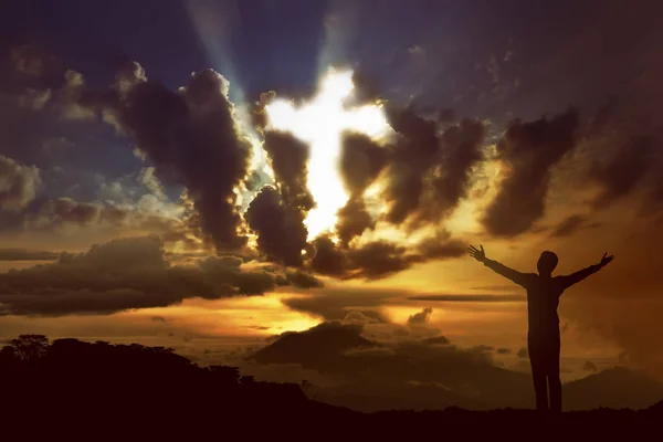 Mann betet zu Gott — Stockfoto