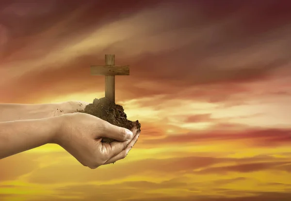 Lidská ruka držící křesťanský kříž — Stock fotografie