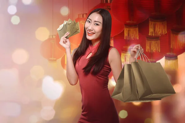 Asian woman holding shopping bags — Stock Photo, Image