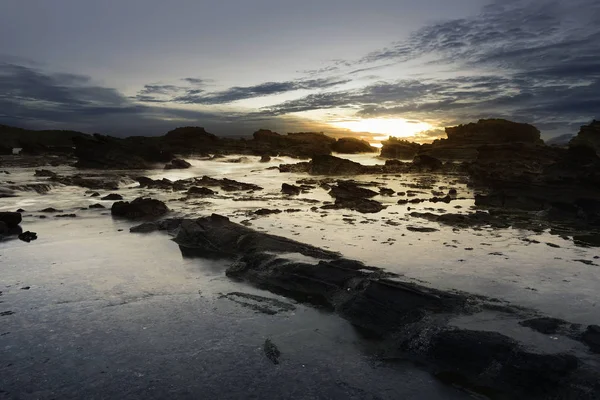 Sawarna stenig strand — Stockfoto