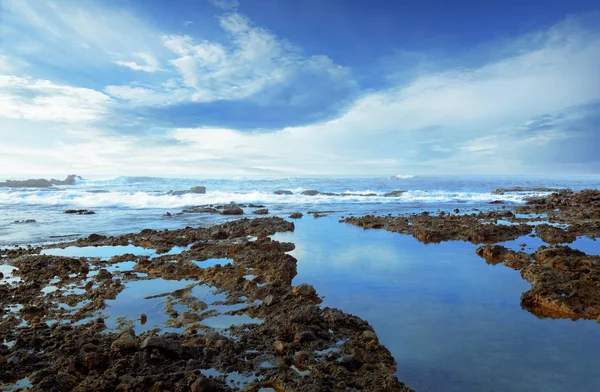 Sawarna stenig strand — Stockfoto