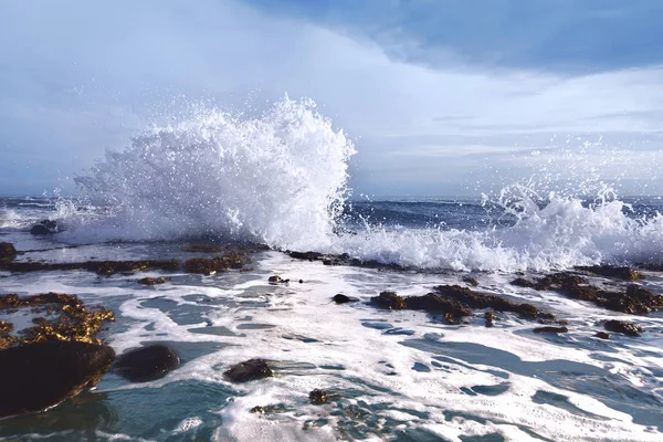 Sawarna praia rochosa — Fotografia de Stock