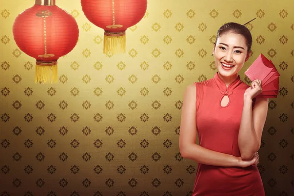 Chinese vrouw bedrijf angpaos — Stockfoto