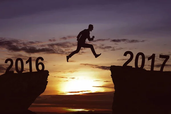 Hombre saltando en la colina hacia 2017 — Foto de Stock