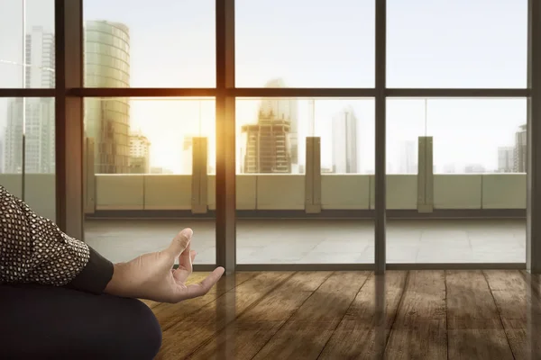 Asian woman doing yoga — Stock Photo, Image